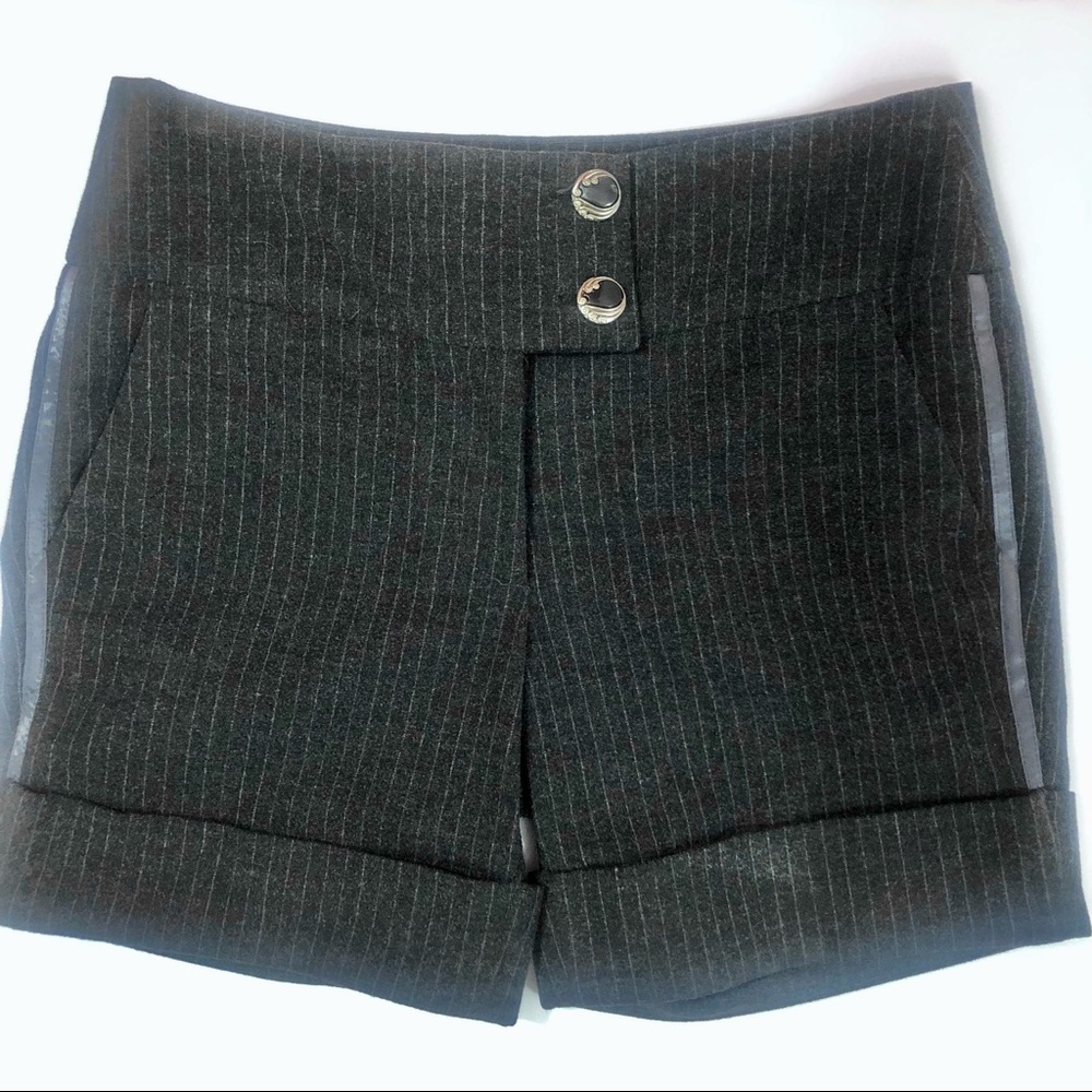 Celeb Fave Johnson 100% Wool Black/Gray Pinstripe Cuffed Dress Shorts, Sz 4
